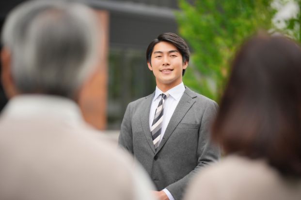 ご相談に向き合う担当者とご夫婦のイメージ